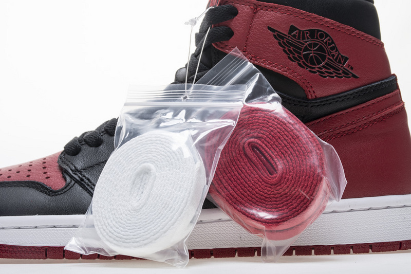Air Jordan 1 Retro High Bred Banned (2016) 555088-001
