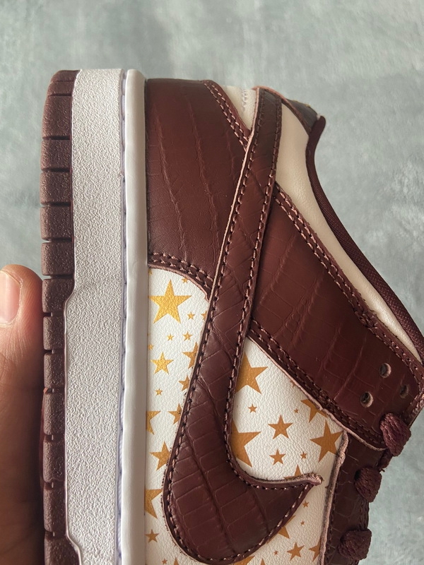 Supreme x Nike SB Dunk Low "Brown Stars” DH3228-103