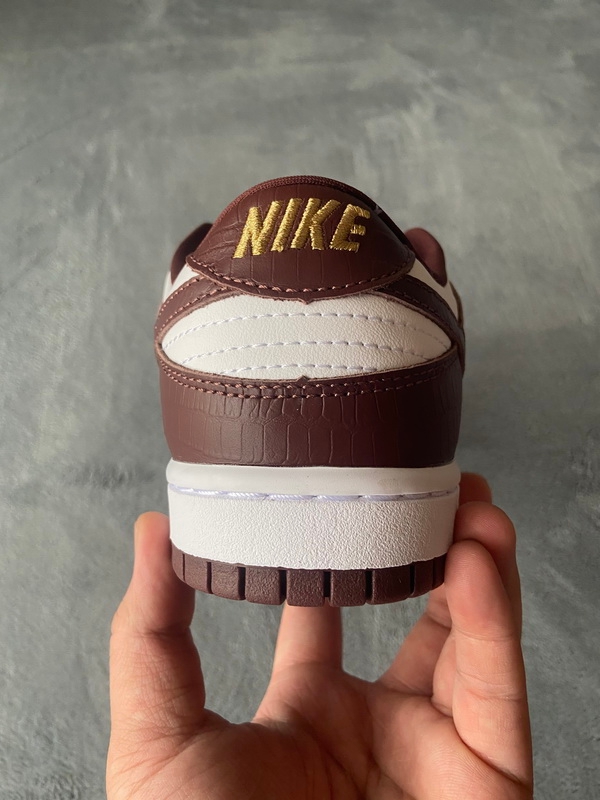 Supreme x Nike SB Dunk Low "Brown Stars” DH3228-103