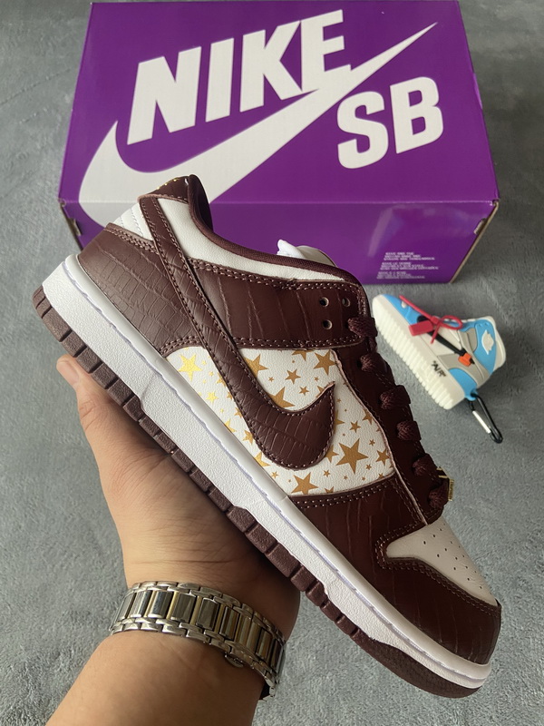 Supreme x Nike SB Dunk Low "Brown Stars” DH3228-103