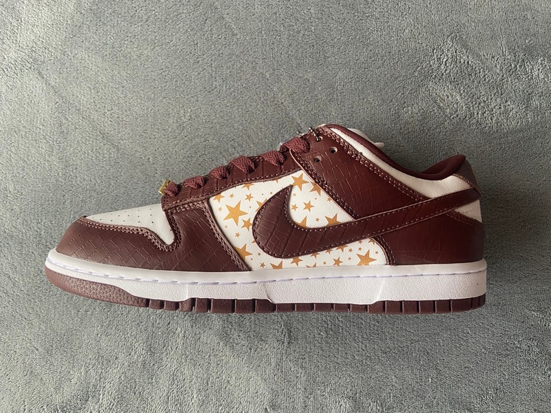 Supreme x Nike SB Dunk Low "Brown Stars” DH3228-103