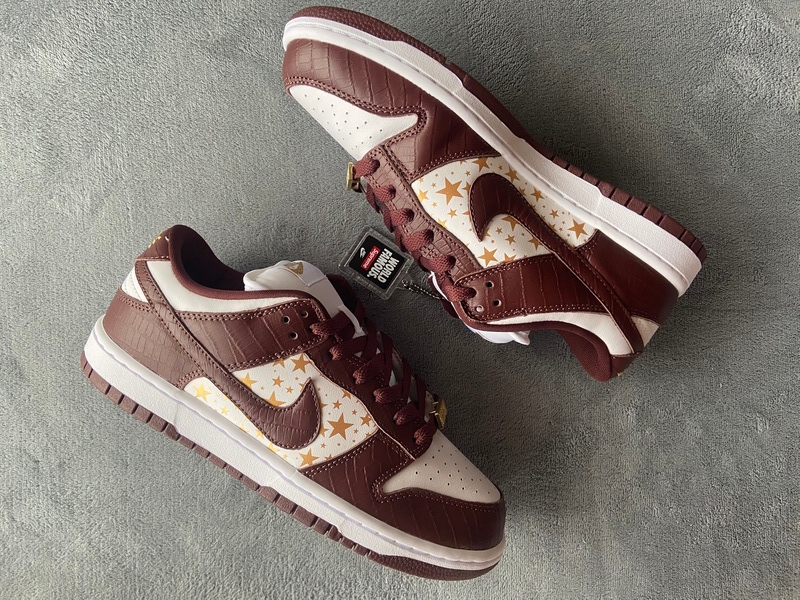 Supreme x Nike SB Dunk Low "Brown Stars” DH3228-103