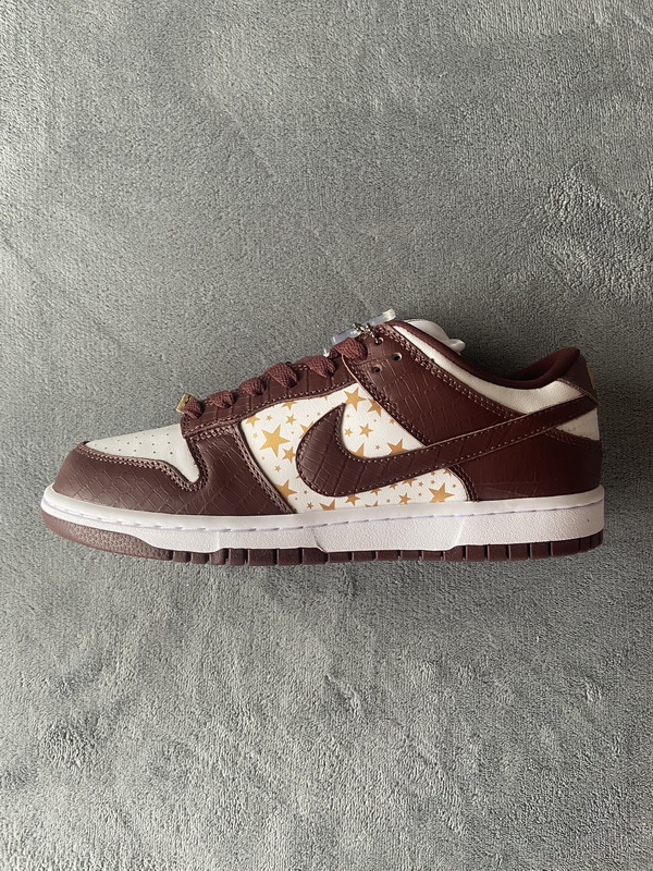 Supreme x Nike SB Dunk Low "Brown Stars” DH3228-103