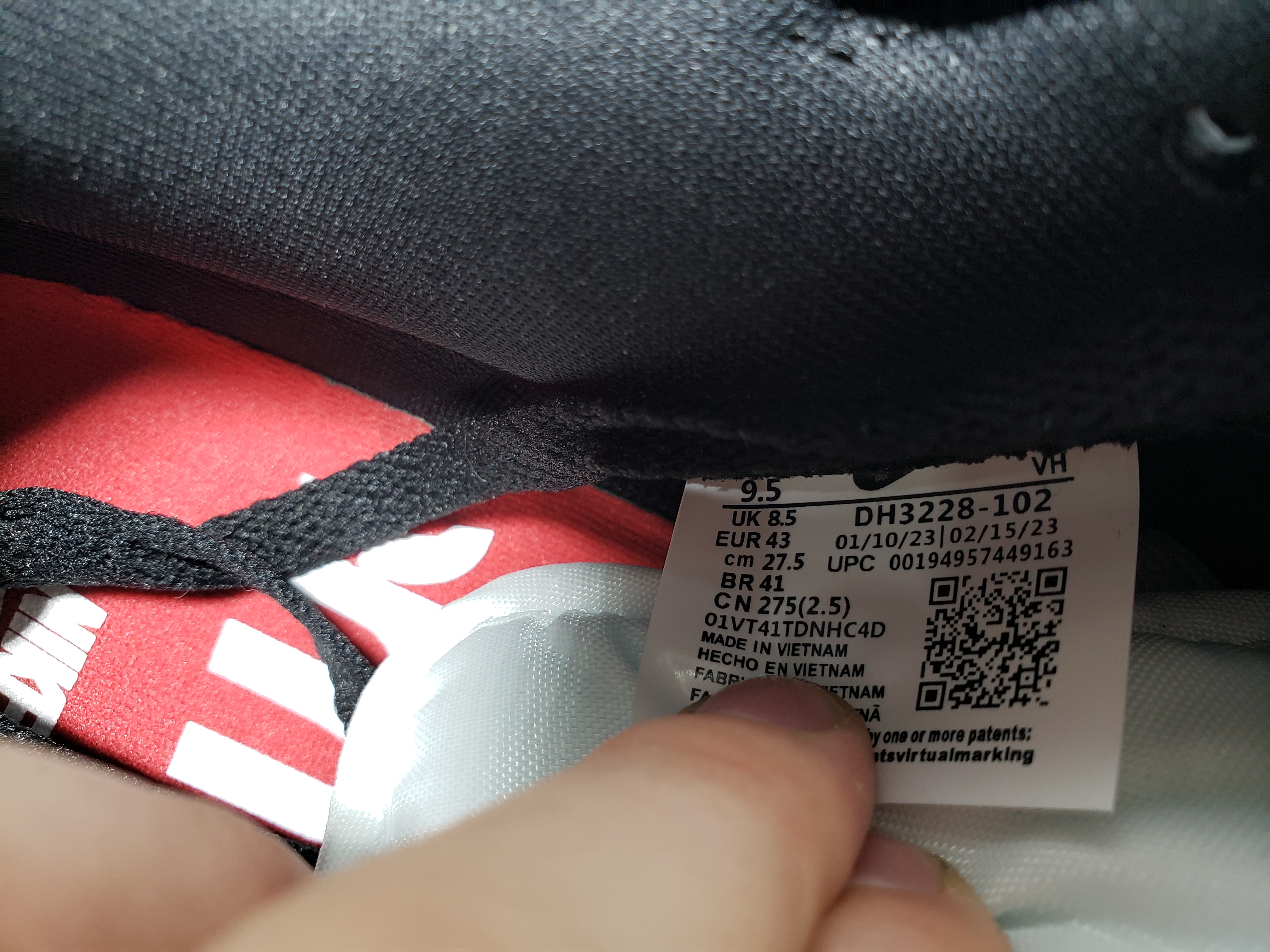 Supreme x Nike SB Dunk Low Black Stars DH3228-102