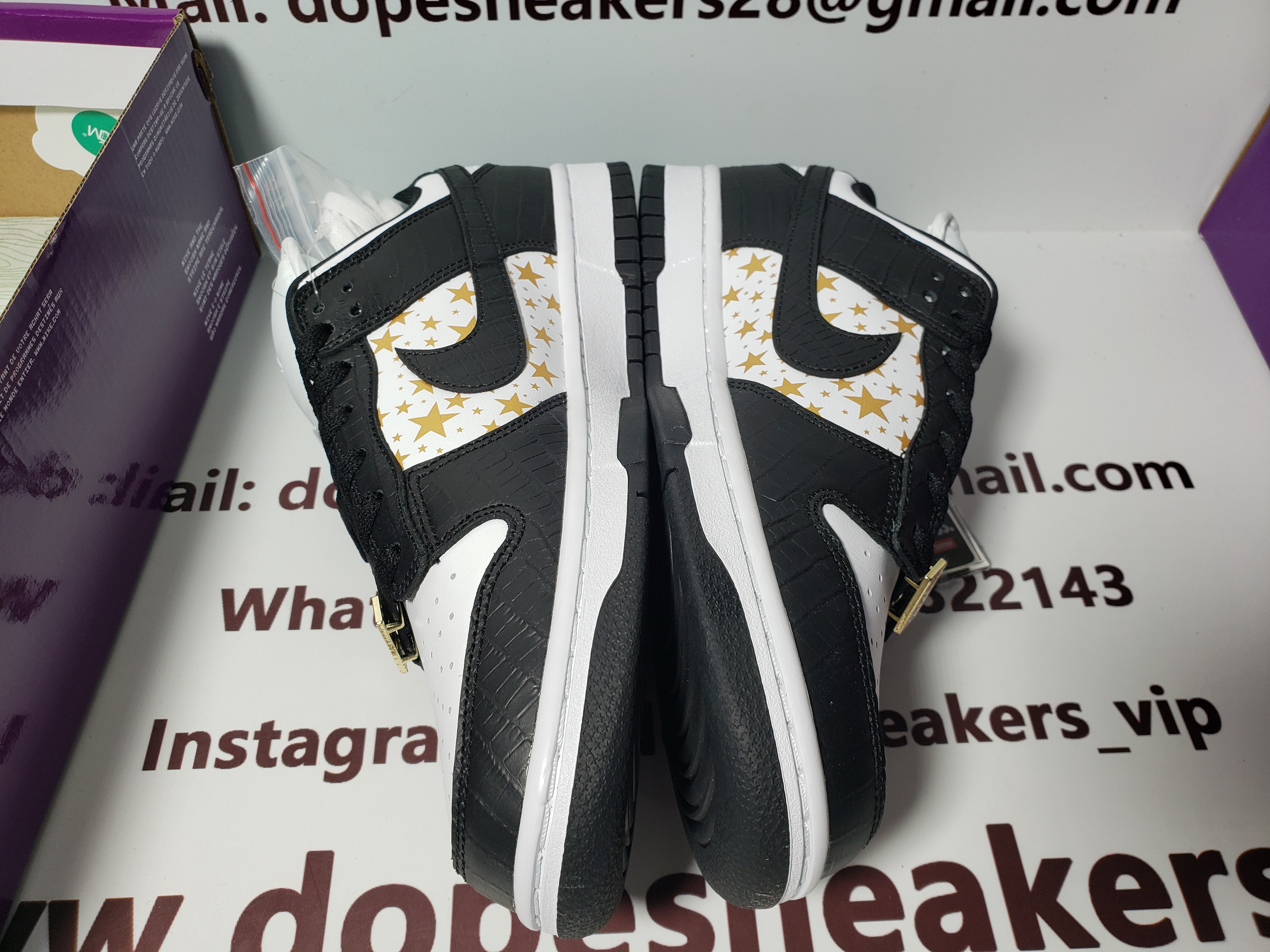 Supreme x Nike SB Dunk Low Black Stars DH3228-102