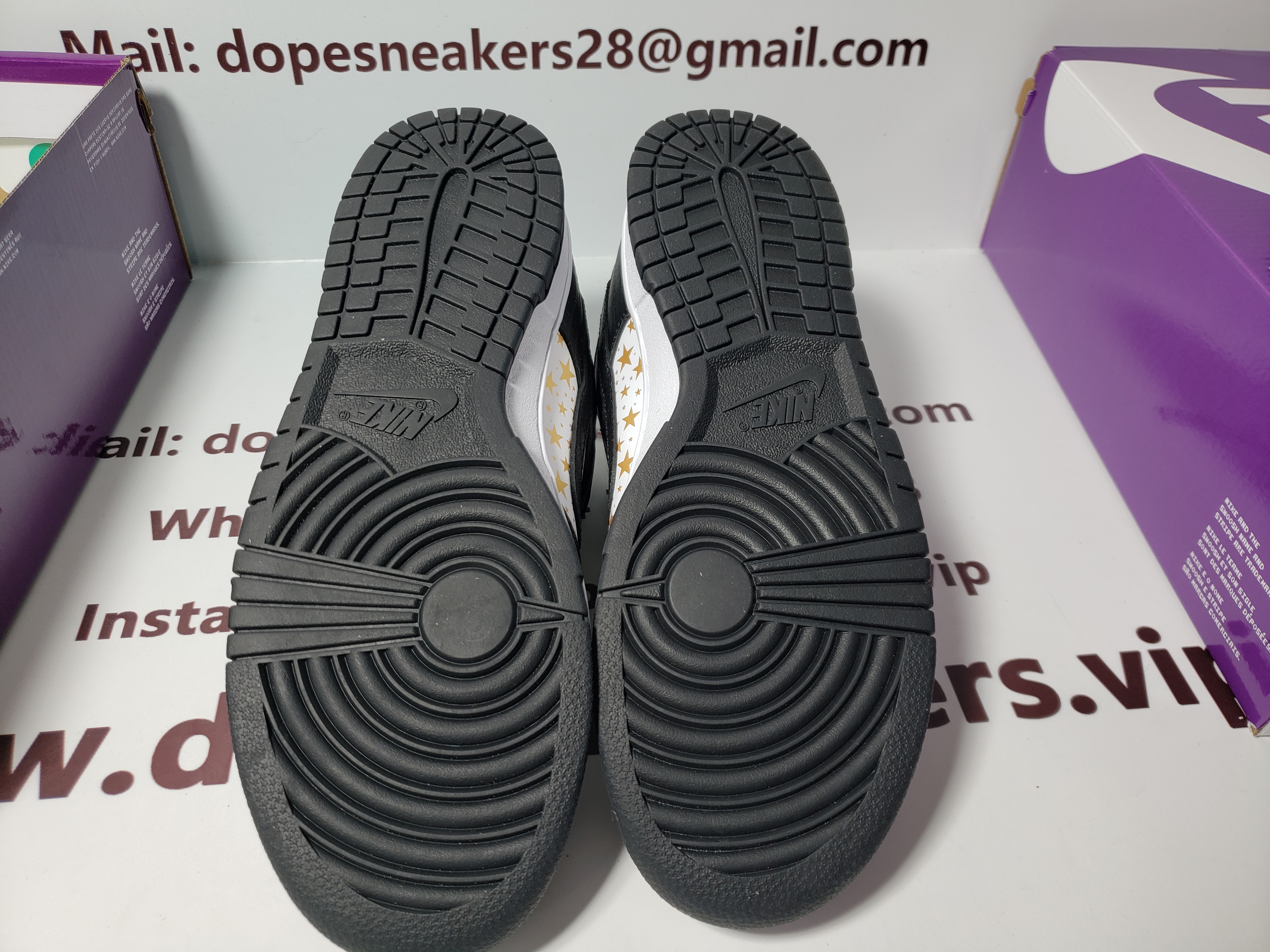 Supreme x Nike SB Dunk Low Black Stars DH3228-102