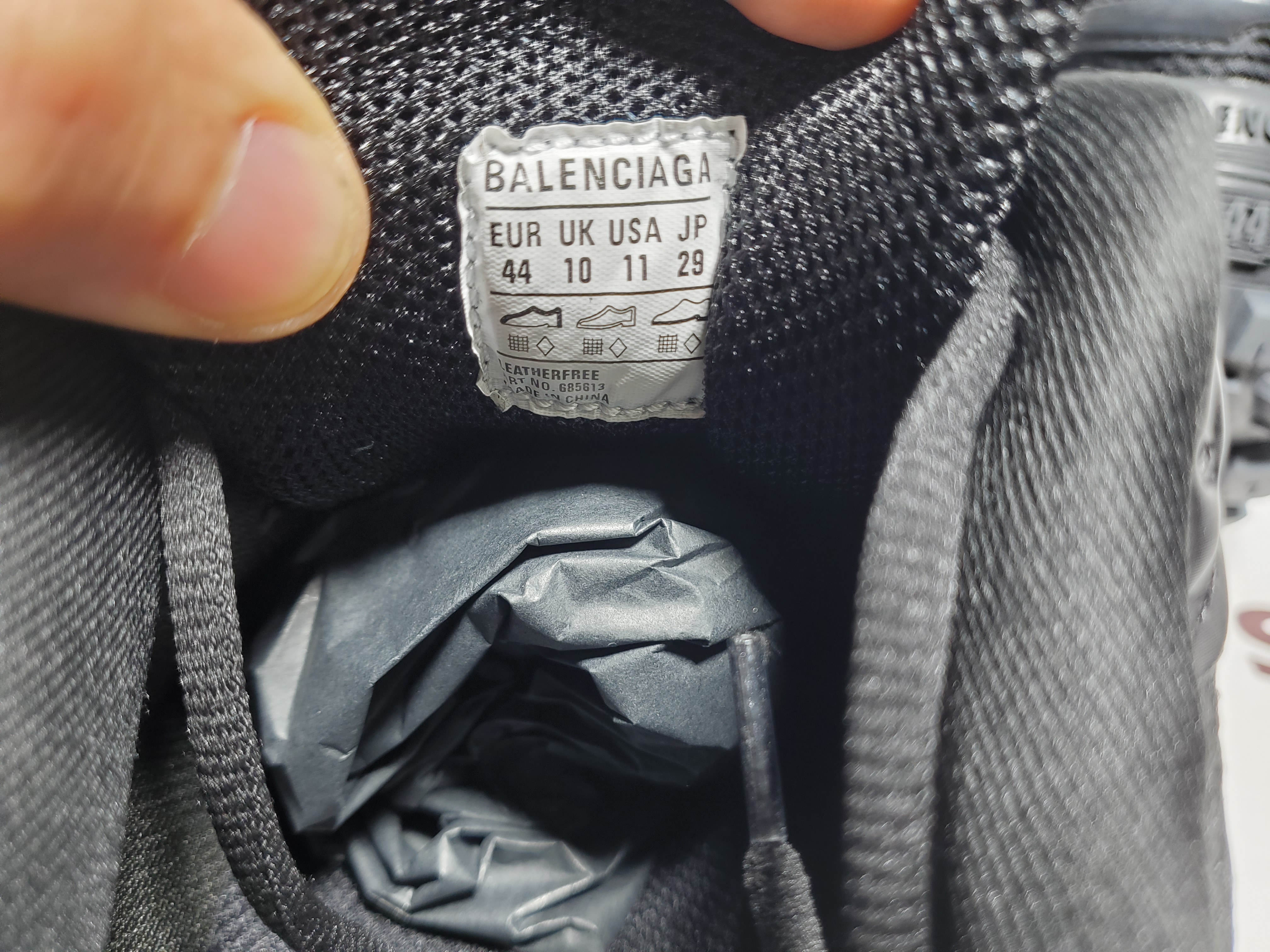 Balenciaga Defender Black 685613 W2RA6 1000