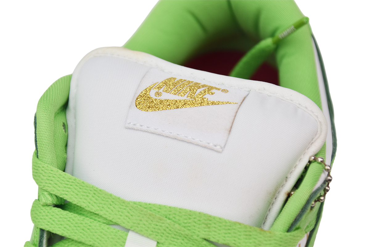 Supreme x Nike SB Dunk Low "Green Stars” DH3228-101