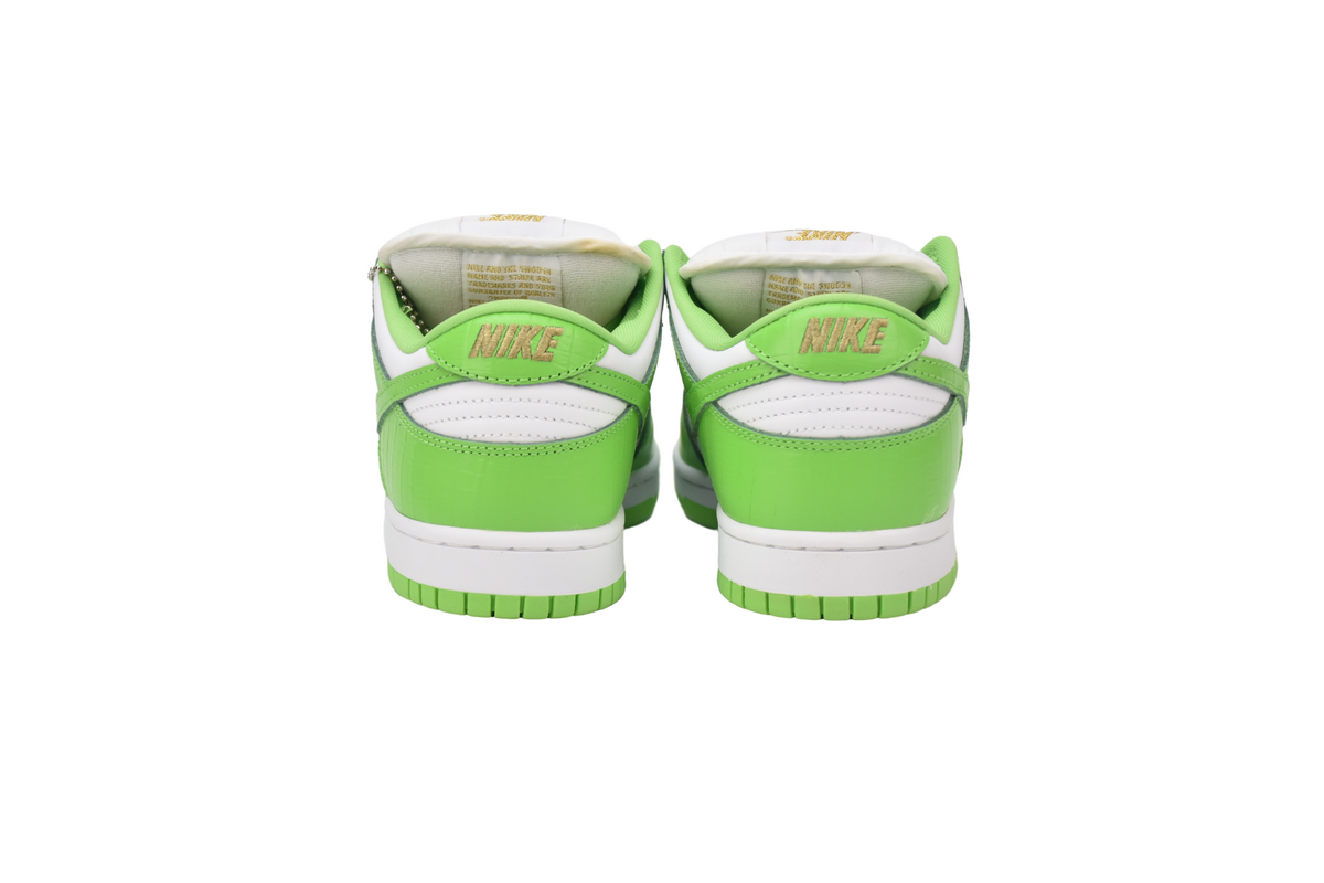 Supreme x Nike SB Dunk Low "Green Stars” DH3228-101